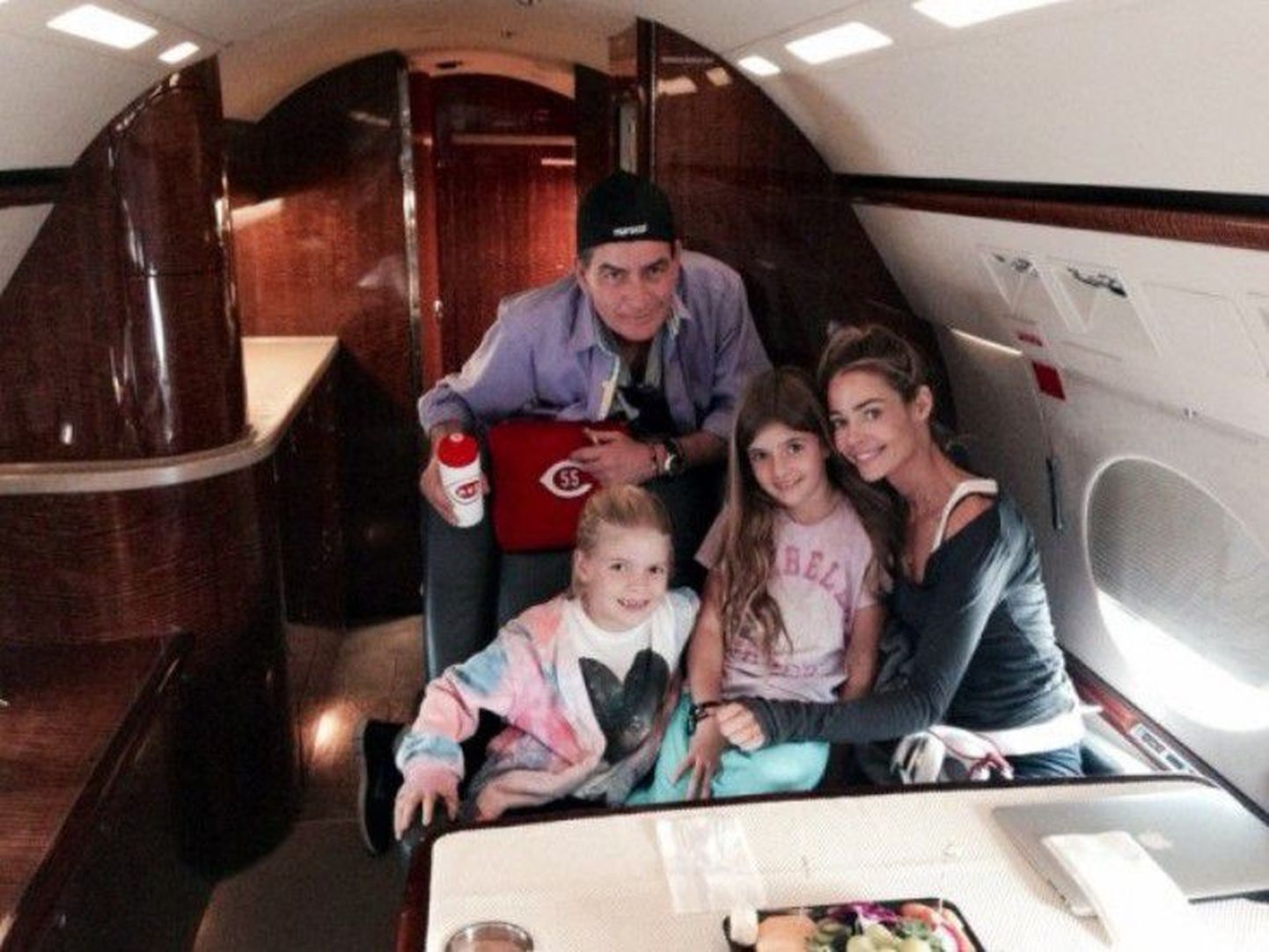 Charlie Sheen ja Denise Richards plaanisid novembris tütardega Mehhikosse sõita, kuid reis katkestati tehnilistel põhjustel