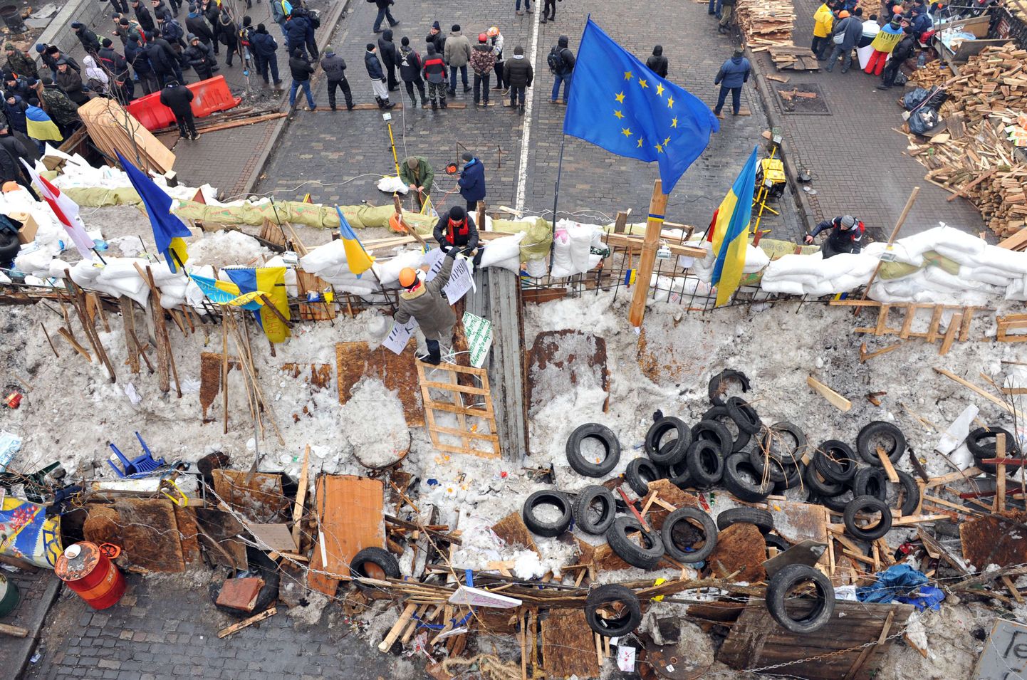 Eurointegratsiooni poolehoidjate barrikaadid Kiievis Iseseisvuse väljakul 13. detsembril.