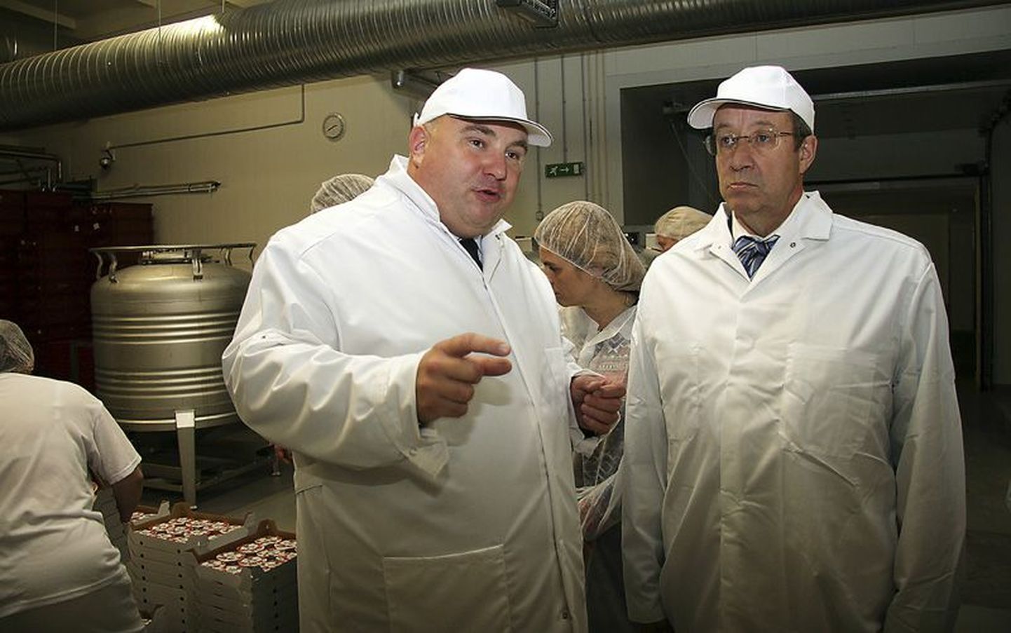 Valdis Noppel (vasakul) andis president Toomas Hendrik Ilvesele kiirkorras ülevaate kogu tootmisest.
