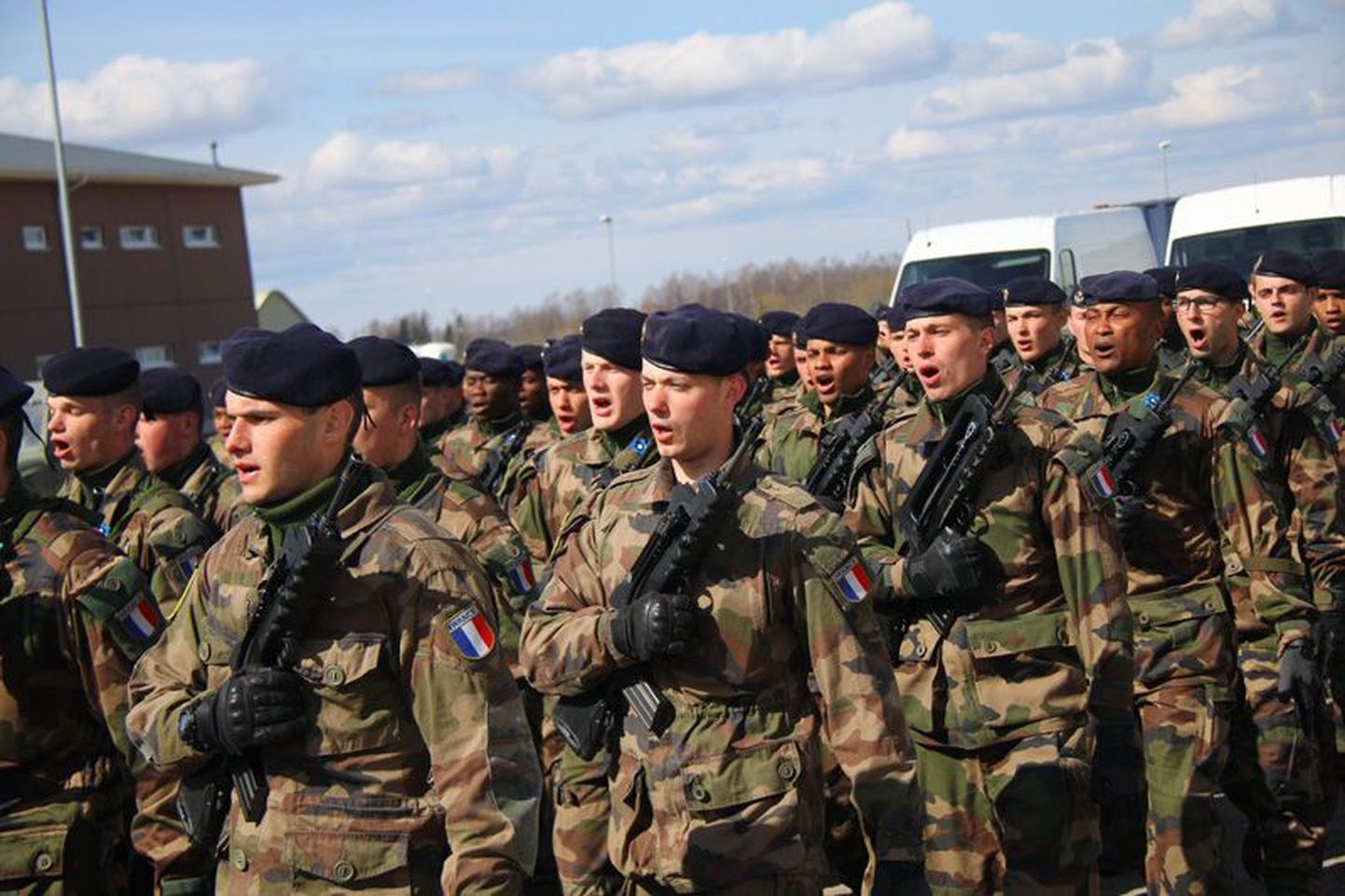 Prantsuse kaitseväelased demonstreerisid pidulikul avatseremoonial seda, et sõdurid oskavad lisaks marssimisele ka laulda.