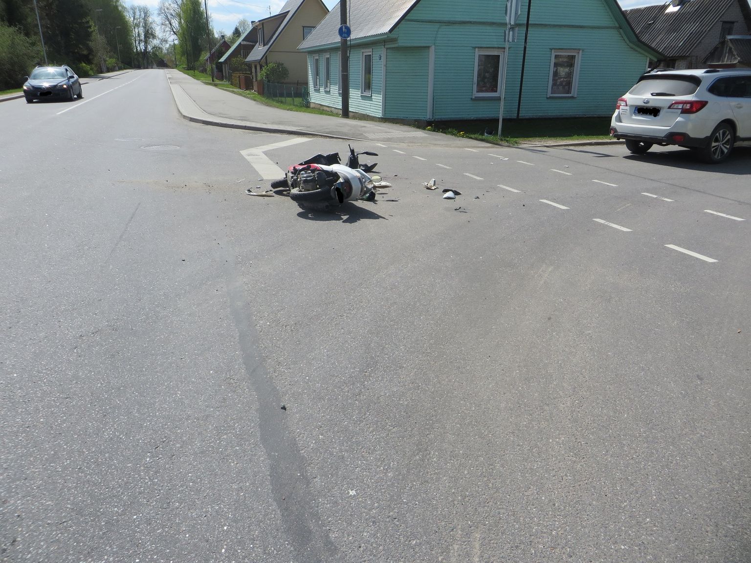 Antslas põrkasid kokku sõiduauto ja mopeed.
