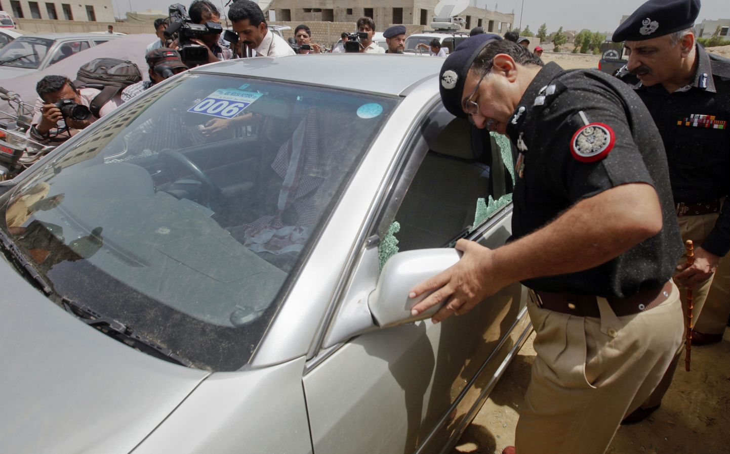 Pakistani politseinikud uurivad Saudi Araabia diplomaadile kuulunud autot.