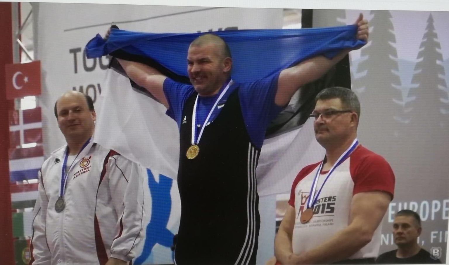 Aivar Zarubin (keskel) näitas veteranide EM-il klassikalises tõstmises konkurentide ees klassi ja saavutas kuldmedali.