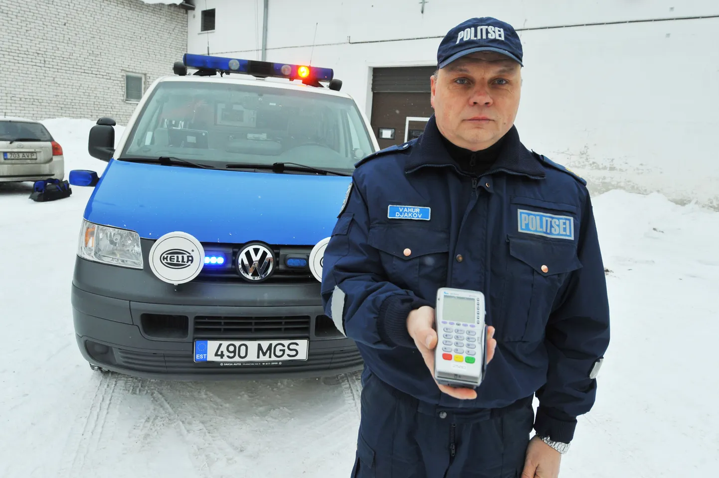 Politseinik Vahur Djakov näitab politseibussi paigaldatud kaardimakse terminali.