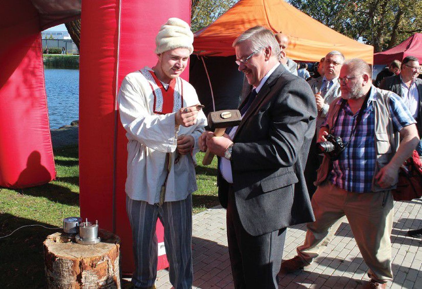 Глава Клайпедского района Вацловас Дачкаускас сам изготовил себе монету на память о Маардуской ярмарке.
