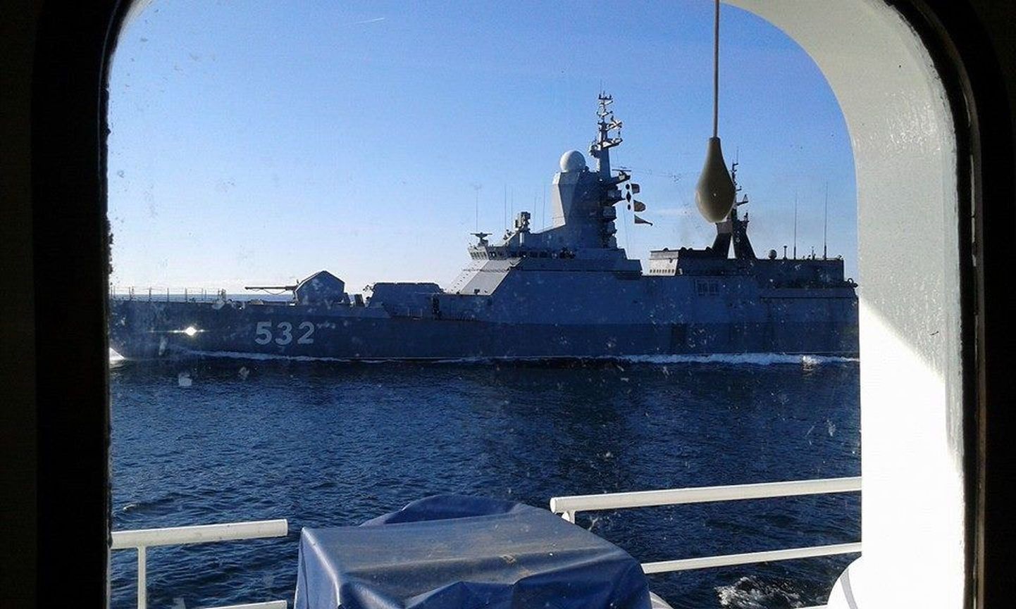 Uurimislaeva Aranda pardalt tehtud pilt, millel on näha Vene sõjalaeva Boiki.