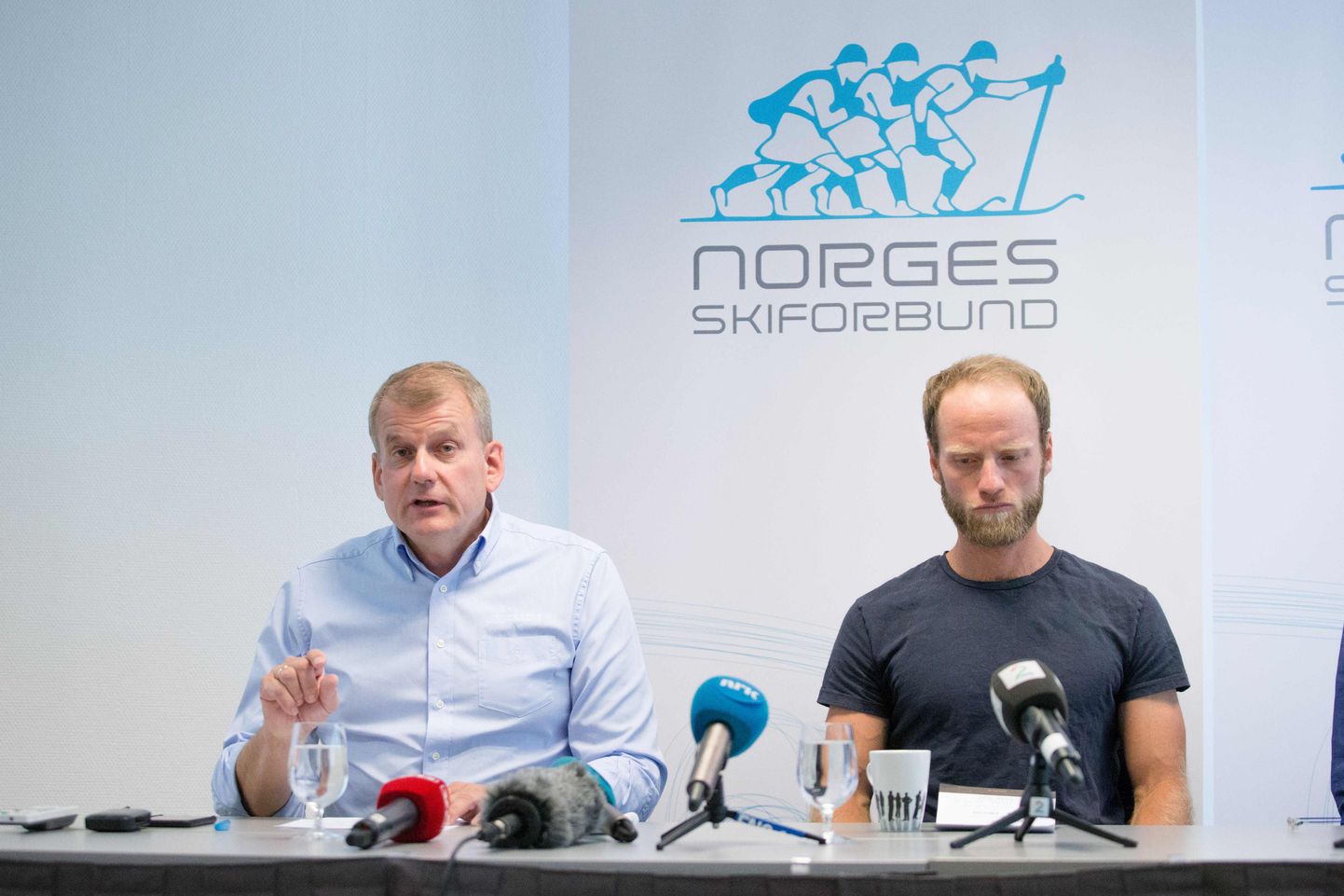 Norra suusaliidu president Erik Røste ja Martin Johnsrud Sundby (paremal) pressikonverentsil.
