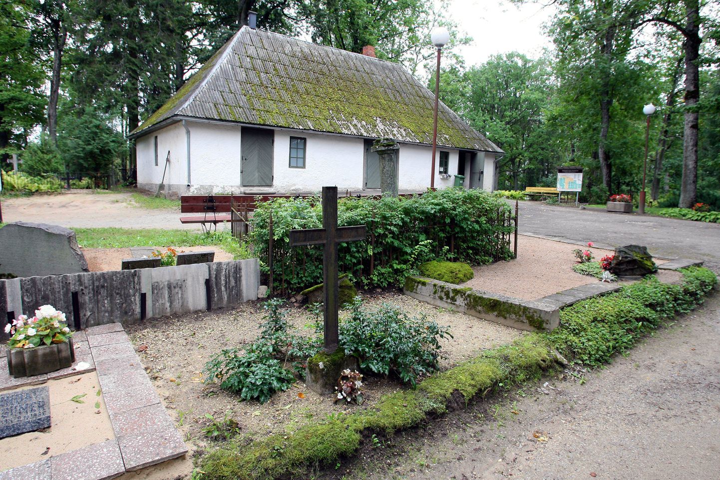 Viljandi muinsuskaitsjad kutsuvad linlasi kolmapäeval Vanale kalmistule talgutele.