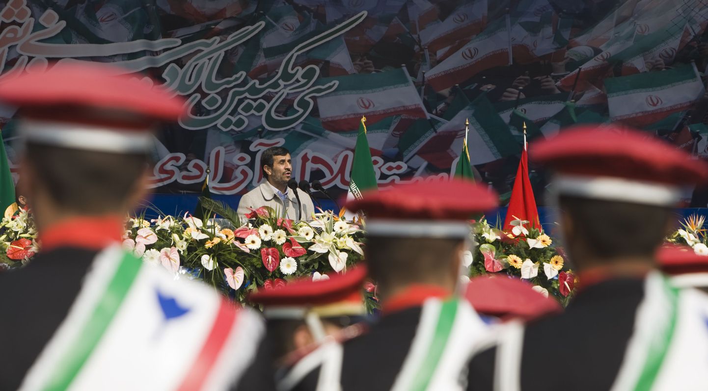 Iraani president Mahmoud Ahmadinejad islamirevolutsiooni aastapäeval kõnet pidamas.