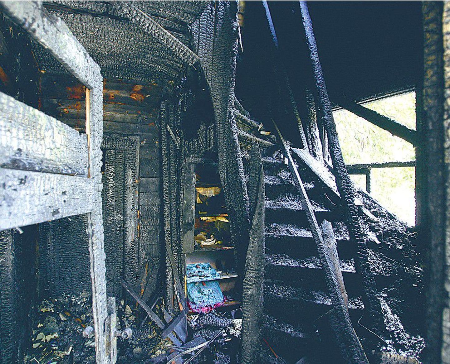 Kolme inimese elu nõudnud tulekahju Suur-Ameerika tänava vanas puumajas sai alguse pildil olevast trepikojast.