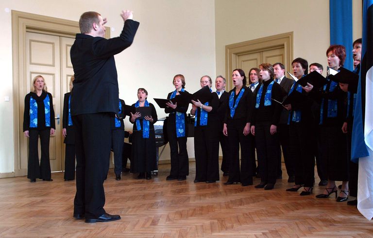 Viljandimaa kammerkoor laulmas maavalitsuse saali aktusel.