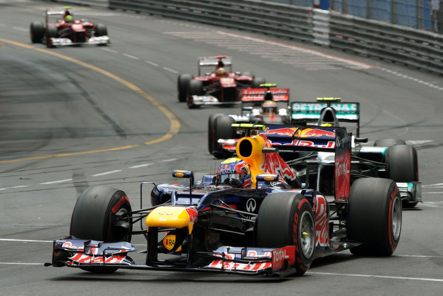 Mark Webber (esiplaanil) jõudis täna esimesena üle finišijoone.