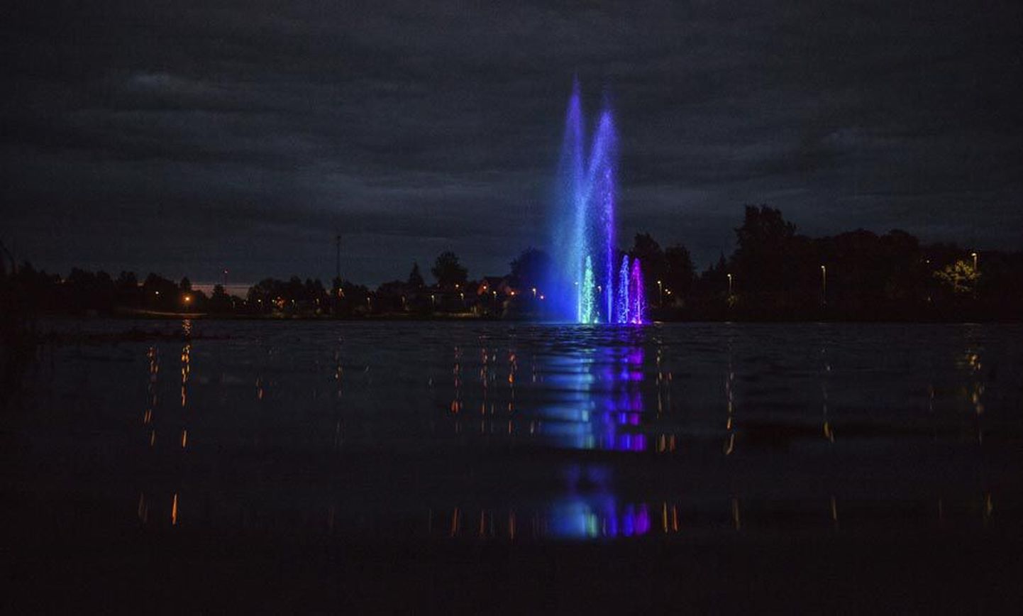 Viljandi Paala järve purskkaev on tänu valgusemängule pimedal ajal väga efektne.