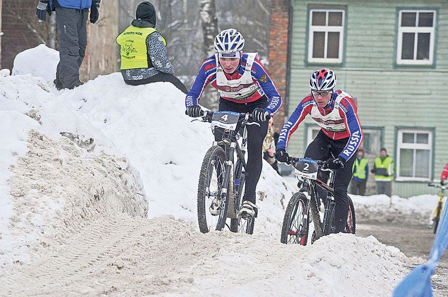 Talitriatlon on tavalisest triatlonist erinev alade ja nende järjestuse poolest. Ujumise asemel peab talitriatlonil suusatama ning jooksuga hoopis alustatakse. Jalgrattasõit on mõlemal aga teine ala.