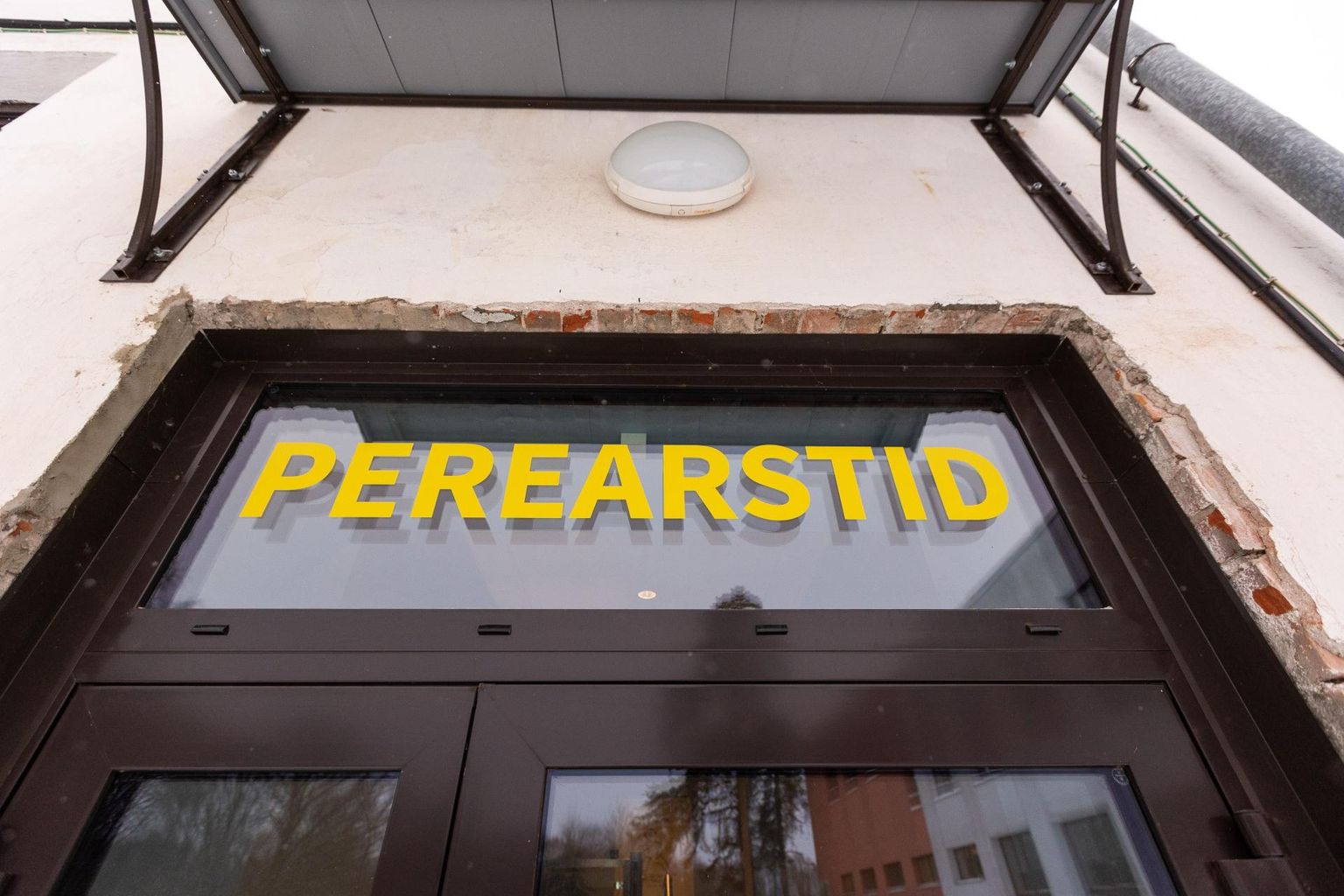 Registreeritud elukoht on oluline, kui on soov vahetada perearsti. Perearst võib keelduda võtmast inimest oma nimistusse juhul, kui rahvastikuregistri järgi ei ole inimese elukoht selle perearsti teeninduspiirkonnas. Perearstikeskus Järvamaal Aravetel.