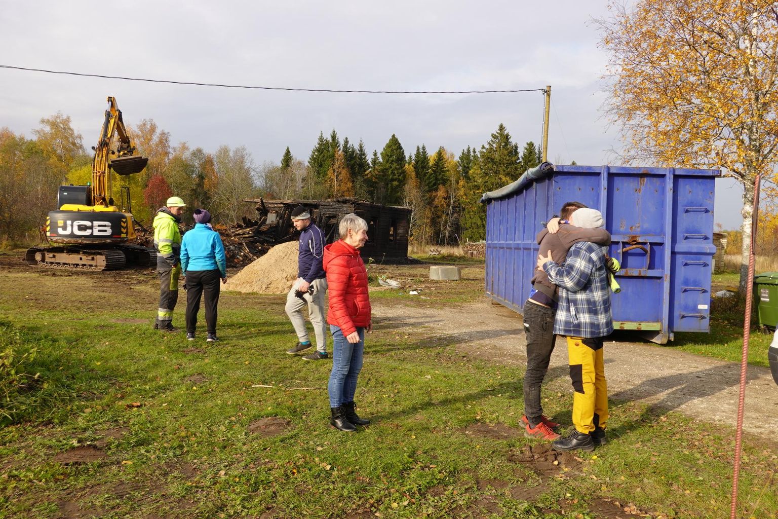 Veel laupäevalgi astusid Hermani külast Eglis Pihlaku põlenud maja juurest läbi pere tuttavad, kes avaldasid igakülgset toetust. Pihlaku ema Eve Tõnisson (punases jopes) soovib kogu südamest, et poja pere saaks ühel heal päeval oma koju tagasi kolida.