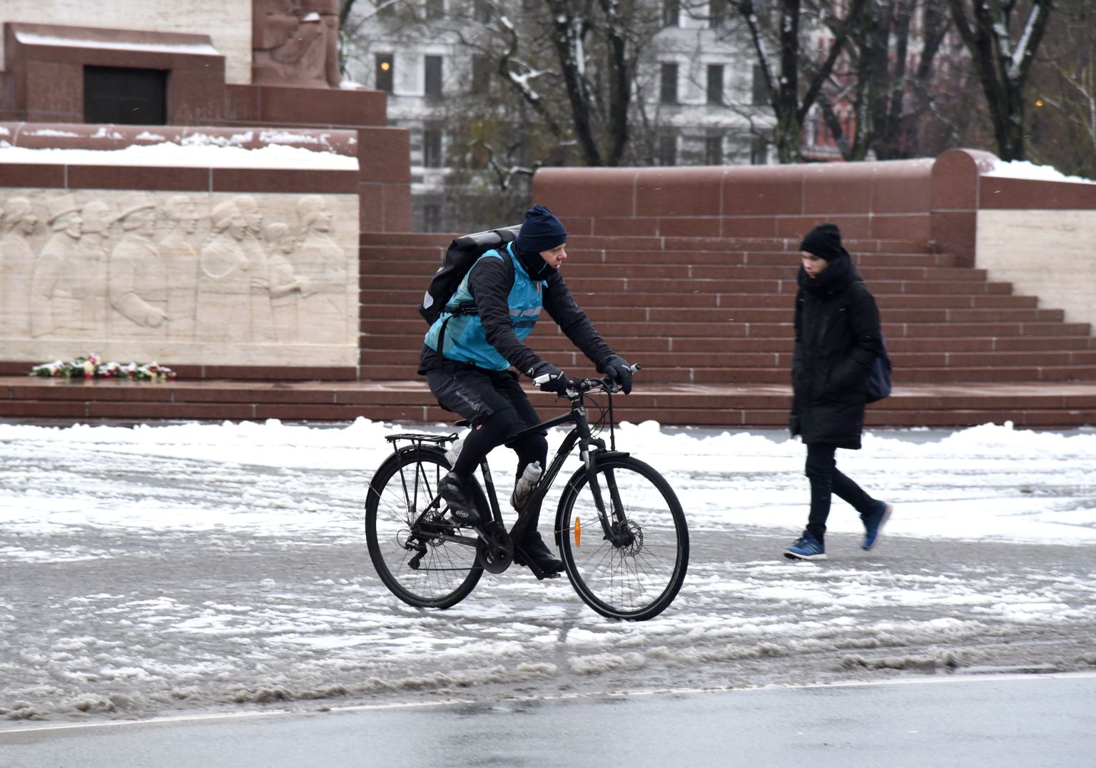 Velosipēdists Brīvības pieminekļa laukumā.