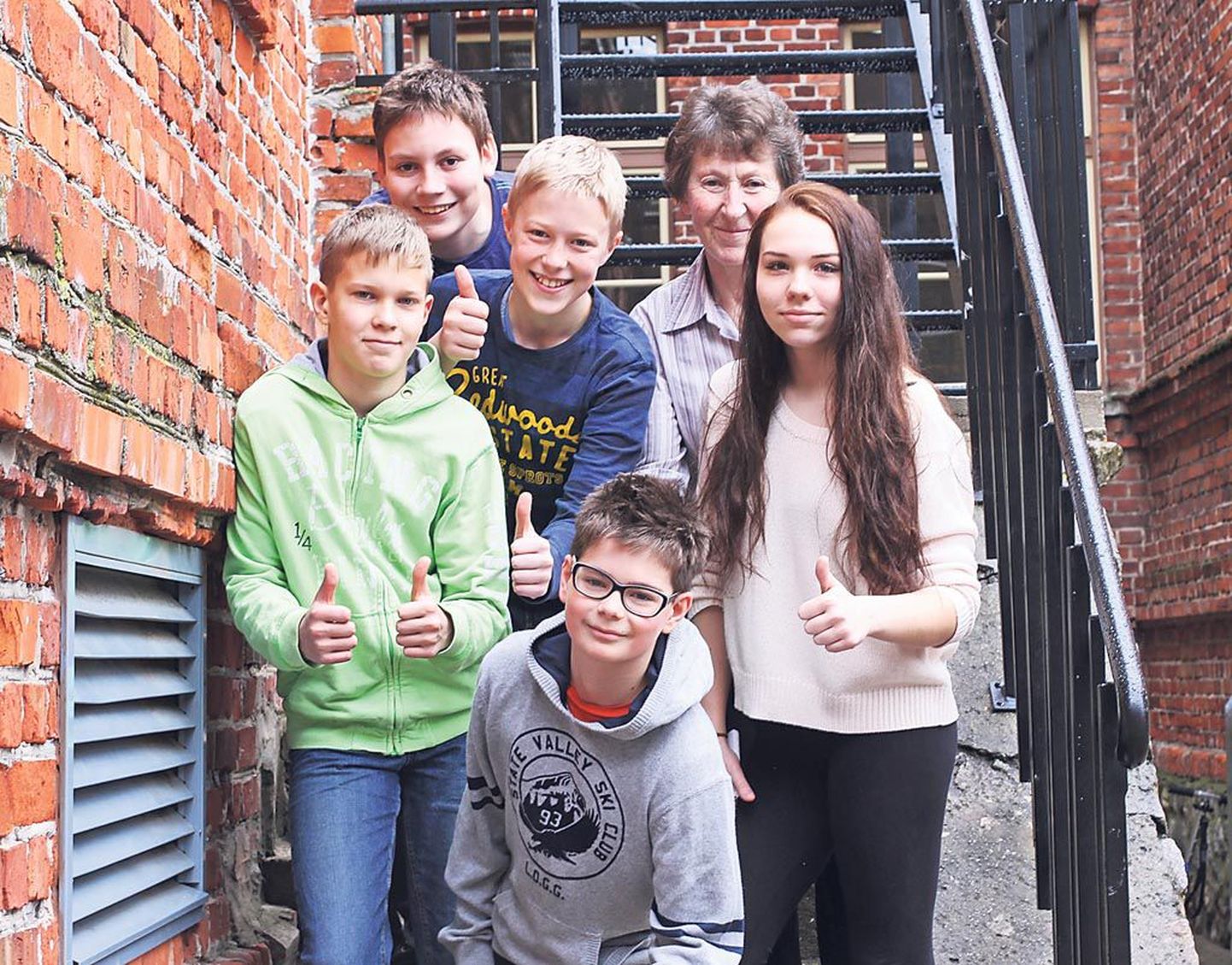 Kuninga kooli matemaatikaõpetaja Helle Õige ümber seisavad tublid noored nuputajad Armas Jürgenson, Thekla Talts, Mikk Saarse, Sander Ruut ja Johannes Vuuk.