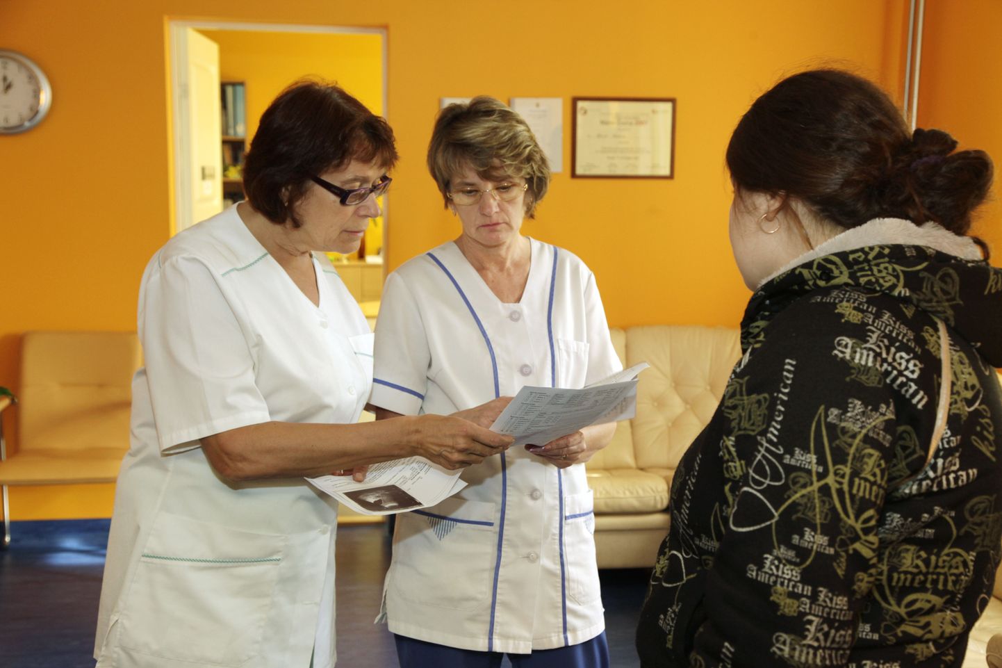 Doktor Kersti Veidrik koos pereõe Anne Agerzhiga vestlemas patsiendiga.