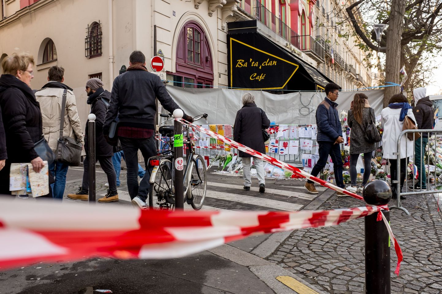 Kaks nädalat pärast terroriünnakut on Bataclani kontserdimaja endiselt suletud inimesed käivad solidaarsuse märgina hukkunute mälestuseks lilli toomas ja küünlaid süütamas.