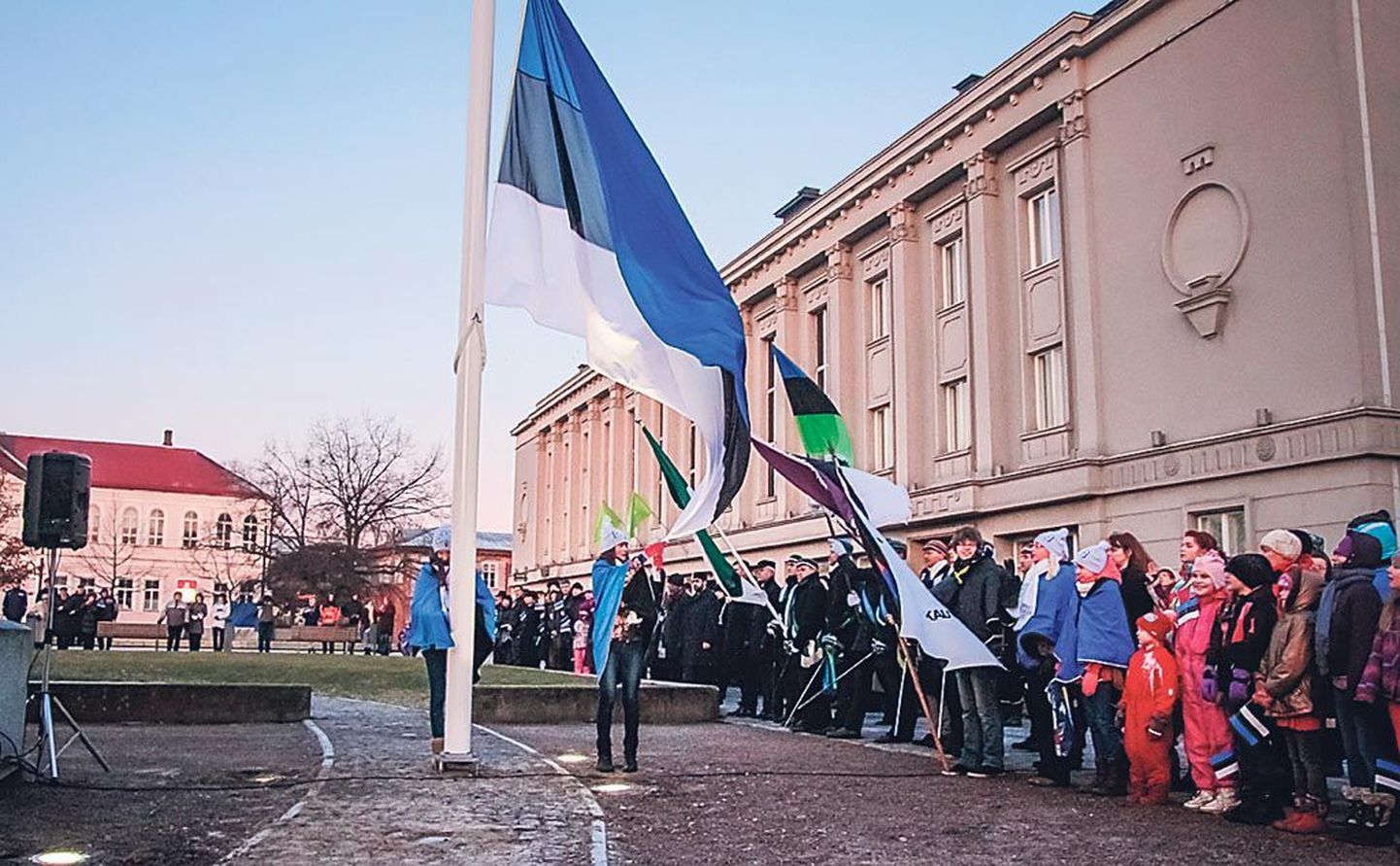 Hetked pidulikult lipuheiskamiselt eile Pärnus Rüütli platsil.