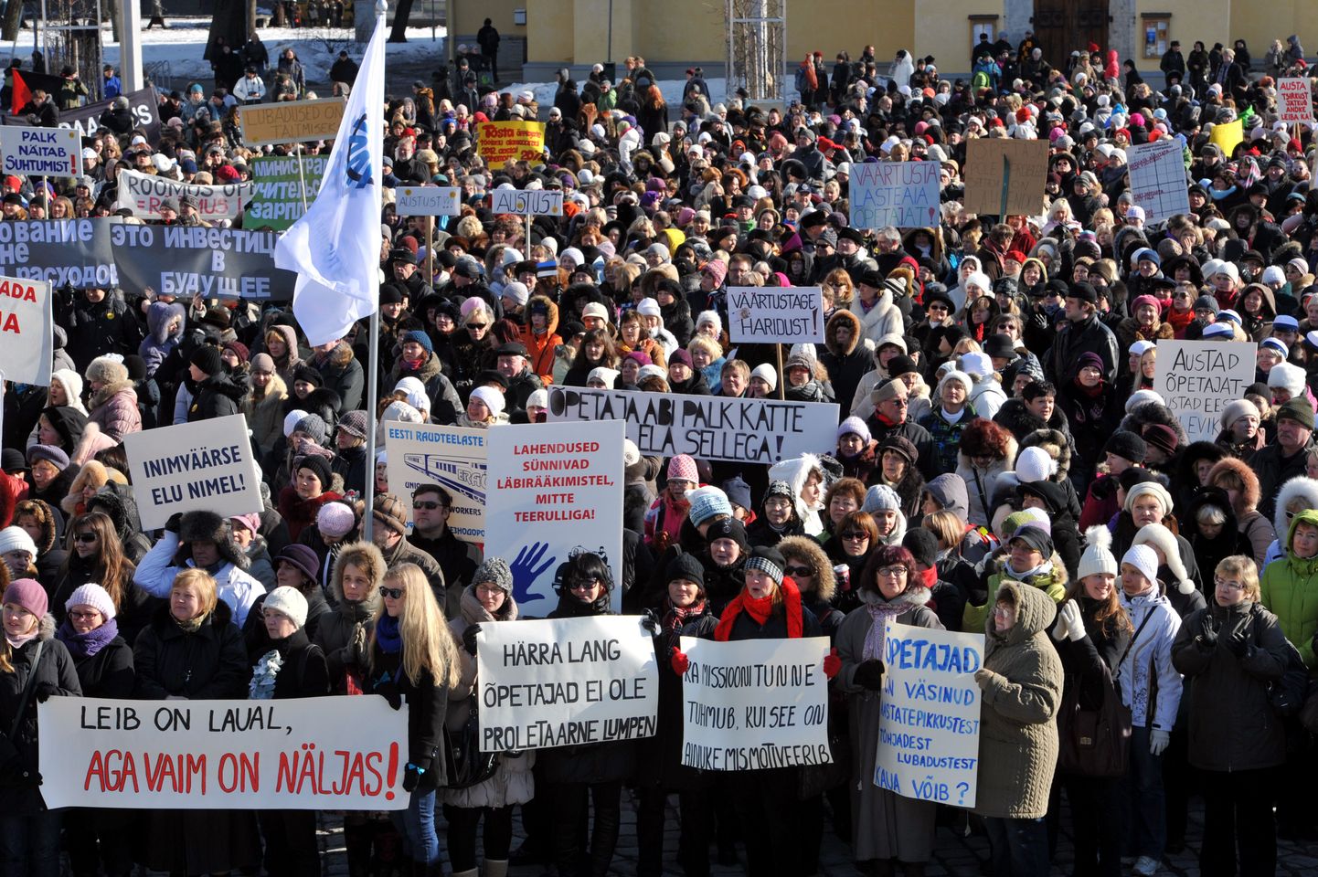 Митинг эстонских учителей с требованиями о повышении зарплаты