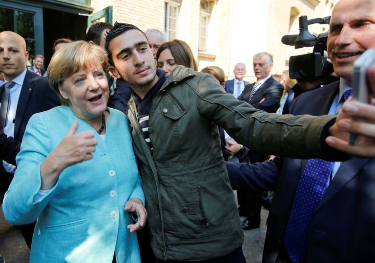 Saksamaa liidukantsler Angela Merkel Süüriast pärit põgenikuga ühispilti tegemas / Scanpix