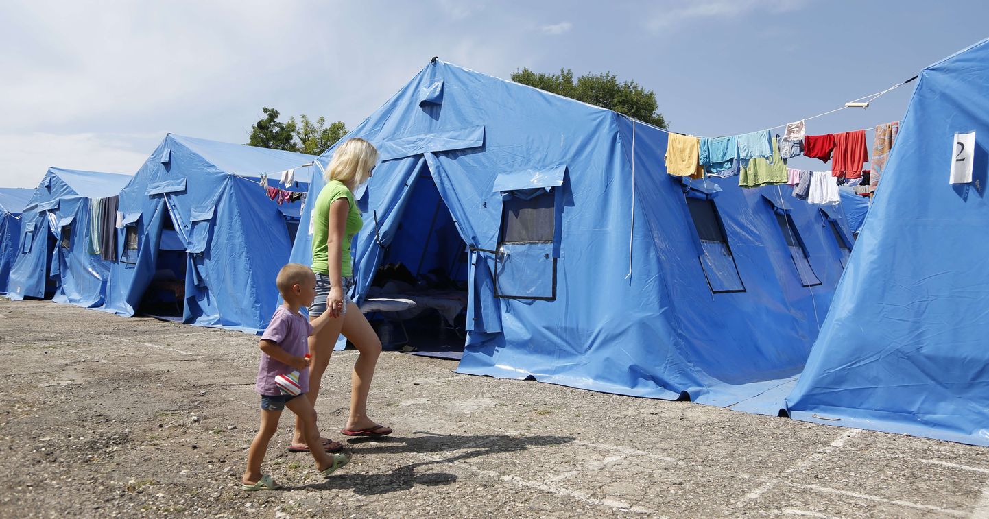 Naine lapsega UNHCRi laagris Ida-Ukrainas.