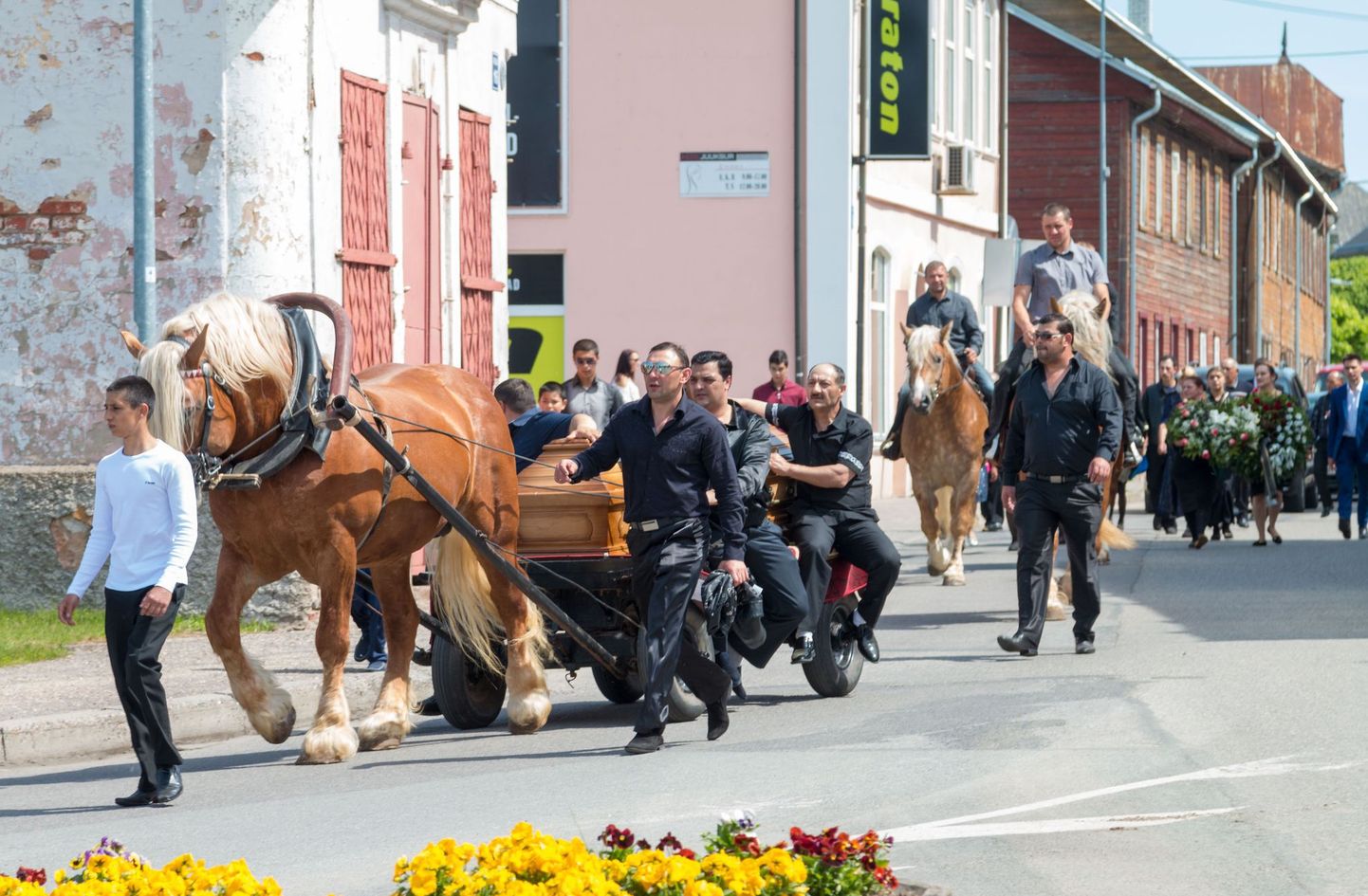 Mitmest riigist pärit osalejatega matuserongkäigus oli lisaks jalakäijatele ja autodele neli hobust, millest üks vedas kadunukese kirstu.