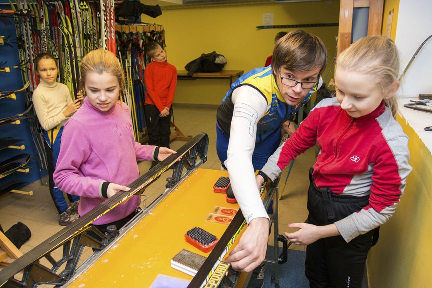 Et kolmapäeval olid Viljandi suusaõpilastel maakonna meistrivõistlused ja eile olid lumega kehvad lood, tegi treener Jaan Kallak neile hoopis suuskade hooldamise koolituse.