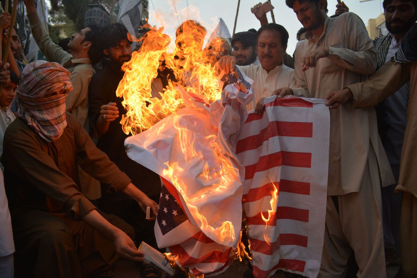 Protestijad põletamas Ameerika lippu Pakistani provintsis, kus USA viib läbi droonirünnakuid Talibani vastu.