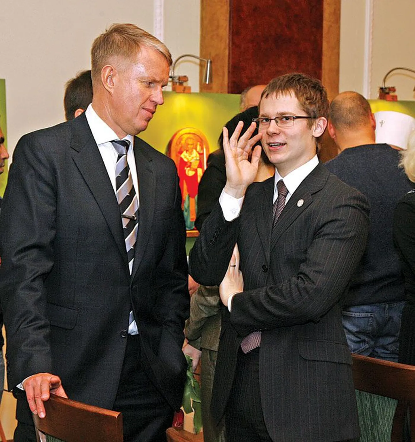 Kohtu otsusel on Jüri Vilmsi Sihtasutuse juhatuse liige Elmar Sepp (vasakul) süüdi korduvas pistise võtmisele kihutamises. 2008. aastal esindasid nad Tarmo Lausinguga (paremal)parteid pidulikel üritustel.