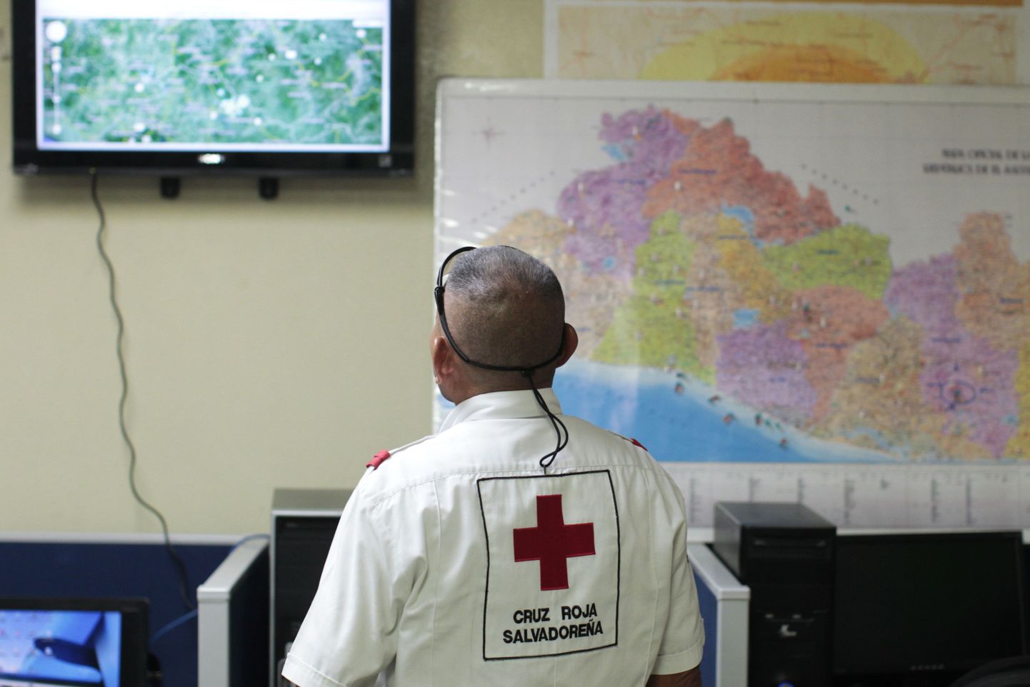 El Salvadori Punase risti töötaja jälgib teateid maavärinast.