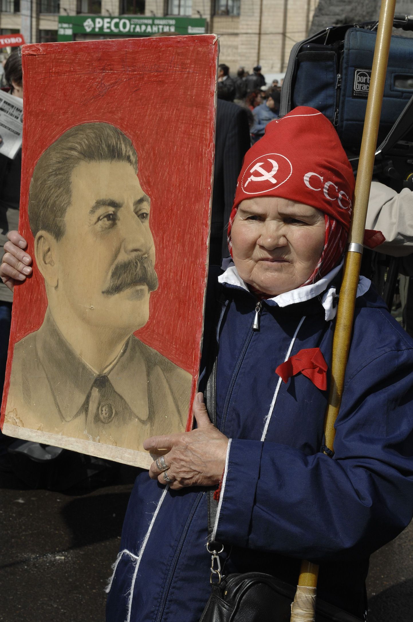 Vene naine kandmas Stalini portreed kommunistliku partei meeleavaldusel Moskvas.