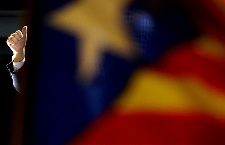Kataloonia iseseisvuse pooldajad eile öösel võidupeol. Püstine pöial kuulub Kataloonia presidendile Artur Masile. Foto: Scanpix