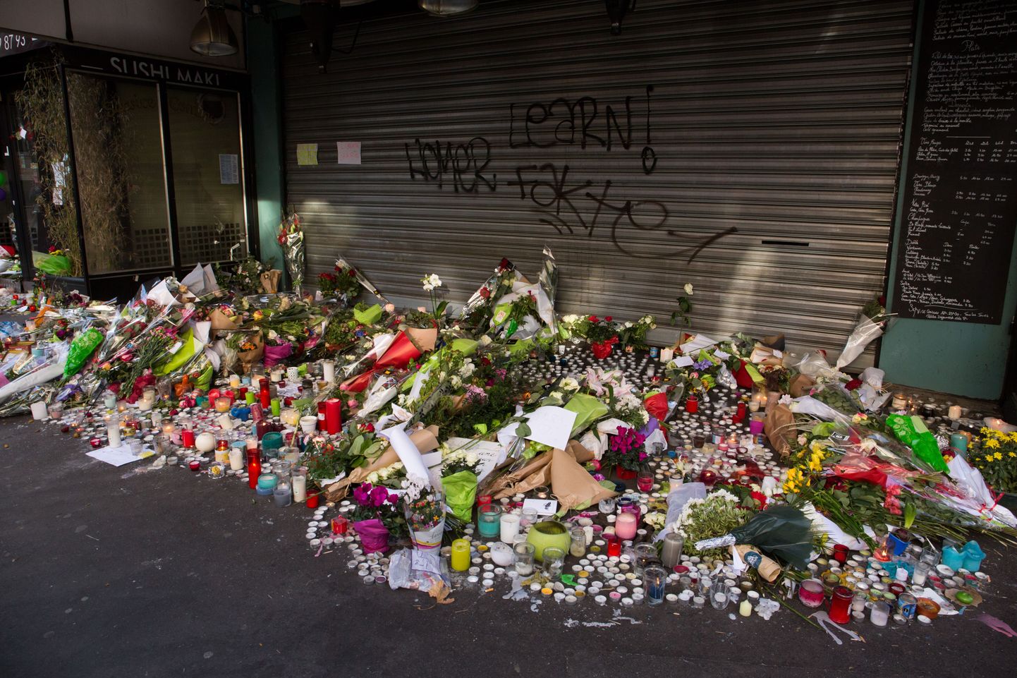 Pühapäev Pariisis. Terroristide rünnakute järel on välja kujunenud võtmekohad, kuhu tuuakse lilli. Restoraniakendes on näha kuuliauke ning Prantsusmaa pealinnas valitseb leinameeleolu.
