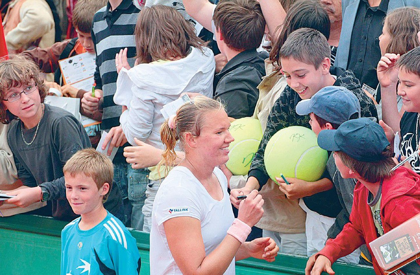 Kaia Kanepi edukas esinemine Prantsusmaa lahtistel tennisemeistrivõistlustel on köitnud ka autogrammiküttide tähelepanu.