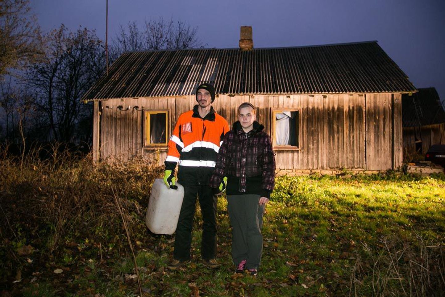 Roosna-Alliku vallas elavad Poli Bobrovski ja Margit Sosnitski on väsinud kanistritega vee majja tassimisest, varsti saavad nad riigi toetusega just selle koha peale uue kaevu ehitada.