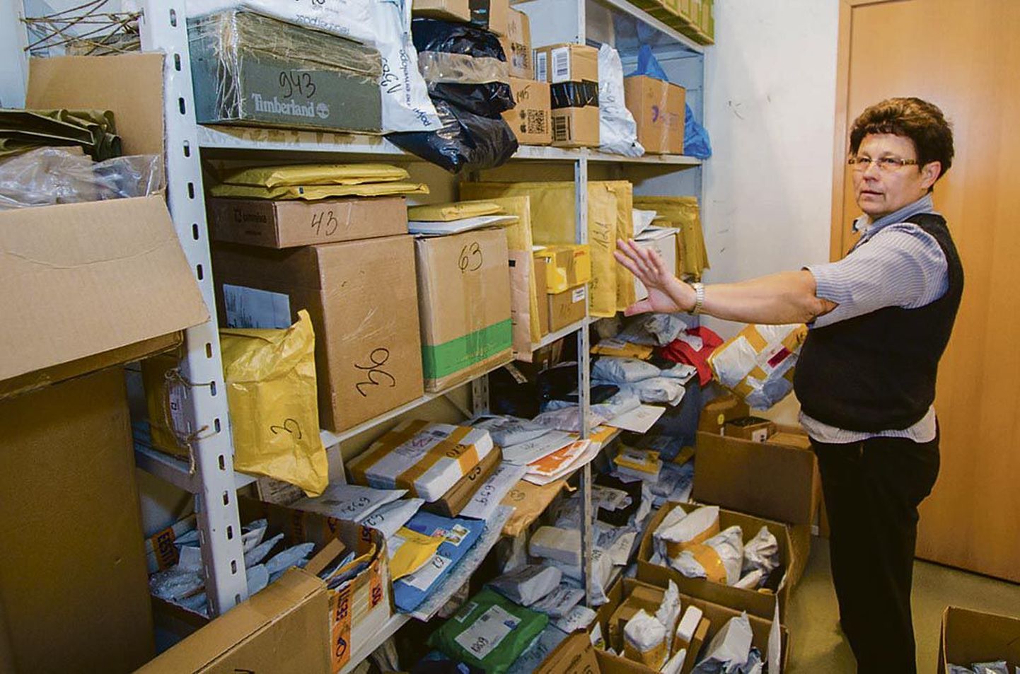 Pärnu postkontori vanemklienditeenindaja Silvi Kose näitas, et kontori kitsukestes tagaruumides ootab omanikku keskmiselt 250 pakki päevas, enamik neist Hiinast.