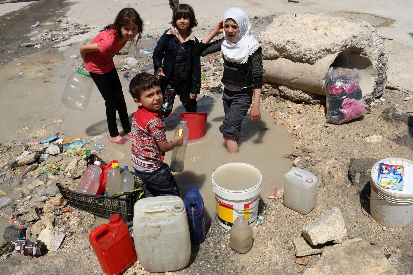 Aleppo lapsed sel nädalal porilombist vett kogumas.