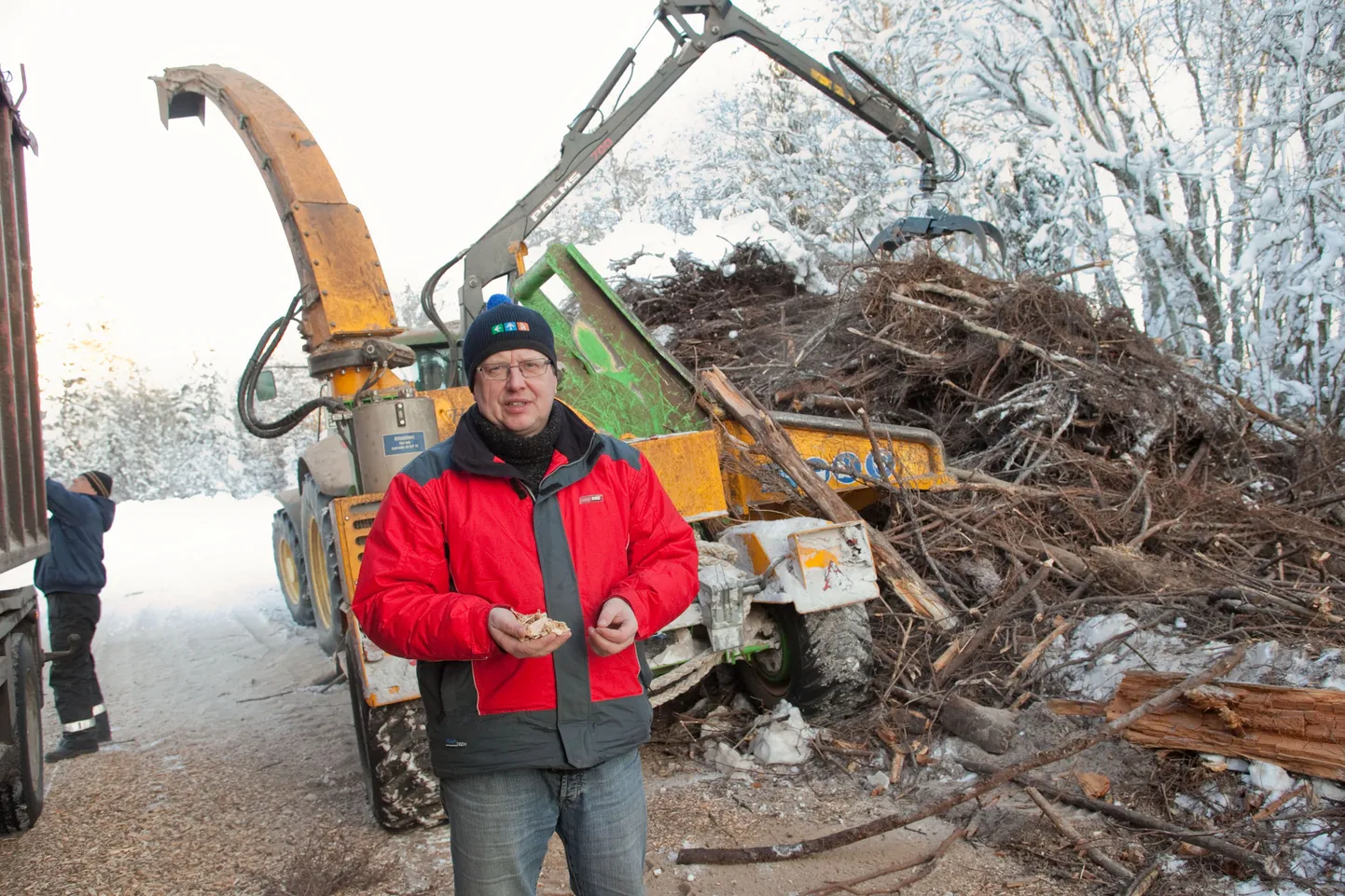 Lehtse Masinaühistu asutaja Kalle Sommer tutvustab puiduhakkuri tööd.