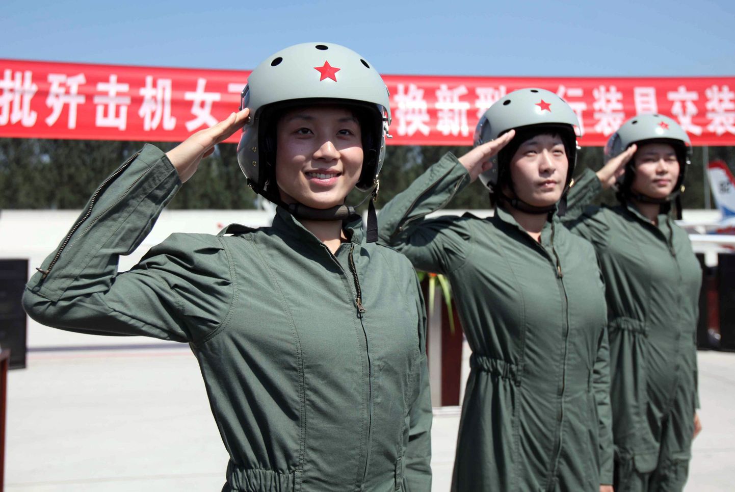 Pekingis poseeris fotograafidele 16 naissoost hävituslendurit