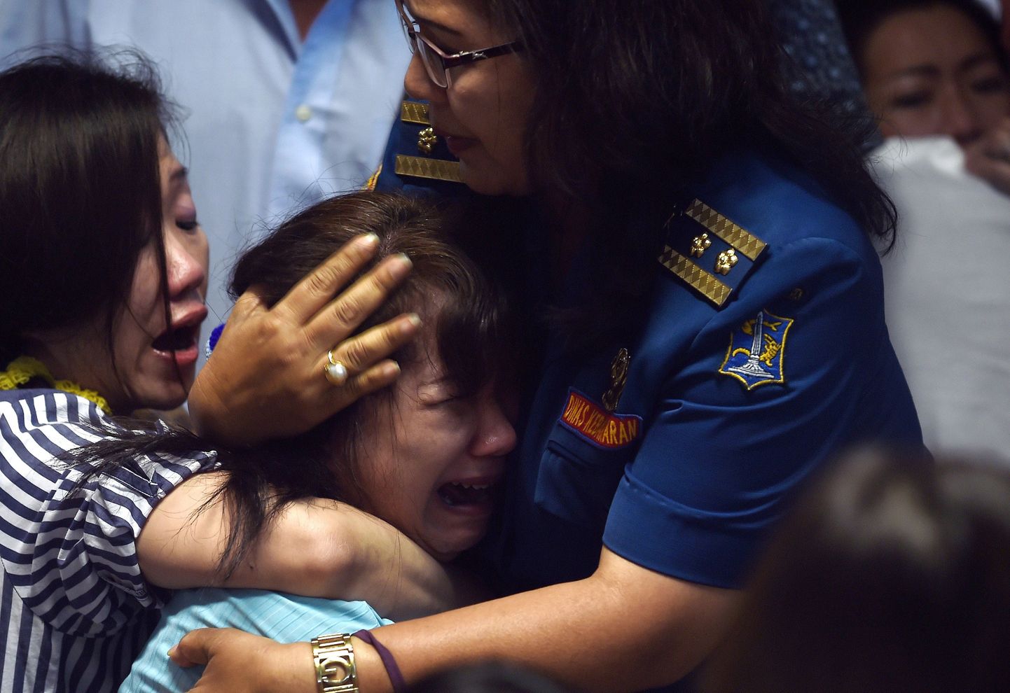 Kadunud lennuki pardal olnud inimeste lähedased täna Surabaya lennujaamas seda, kui olid kuulnud, et arvatavast katastroofipaigast leiti esimesed surnukehad.
