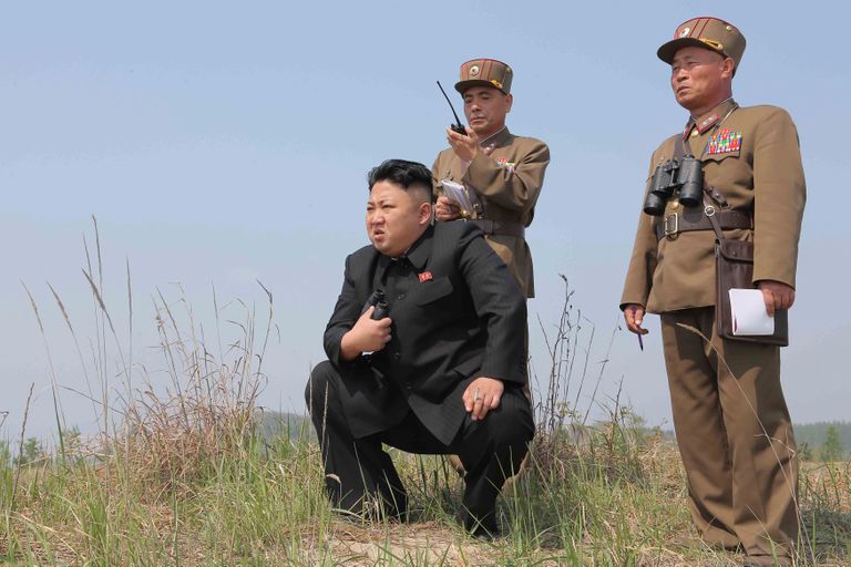 Põhja-Korea juht Kim Jong-un jälgib pingsalt sõjaväeõppusi. / Scanpix