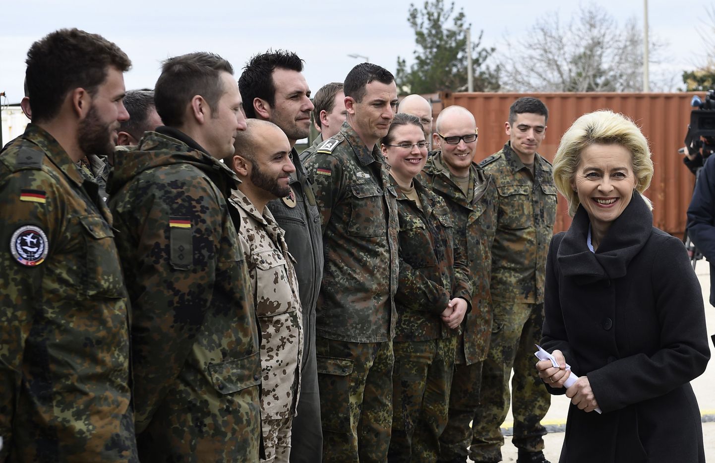 Saksamaa kaitseminister Ursula von der Leyen kohtumas sõduritega Incirliki õhuväebaasis.