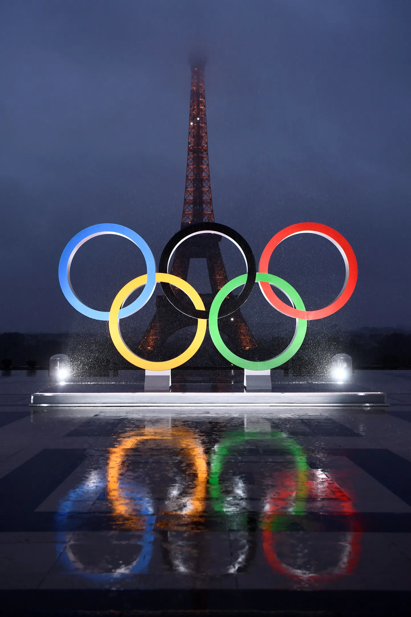 Pariis tähistas 2024 OMi korraldusõigust olümpiarõngaste eksponeerimisega. Kahjuks polnud pidulikku sündmust ilmataadiga kooskõlastatud.