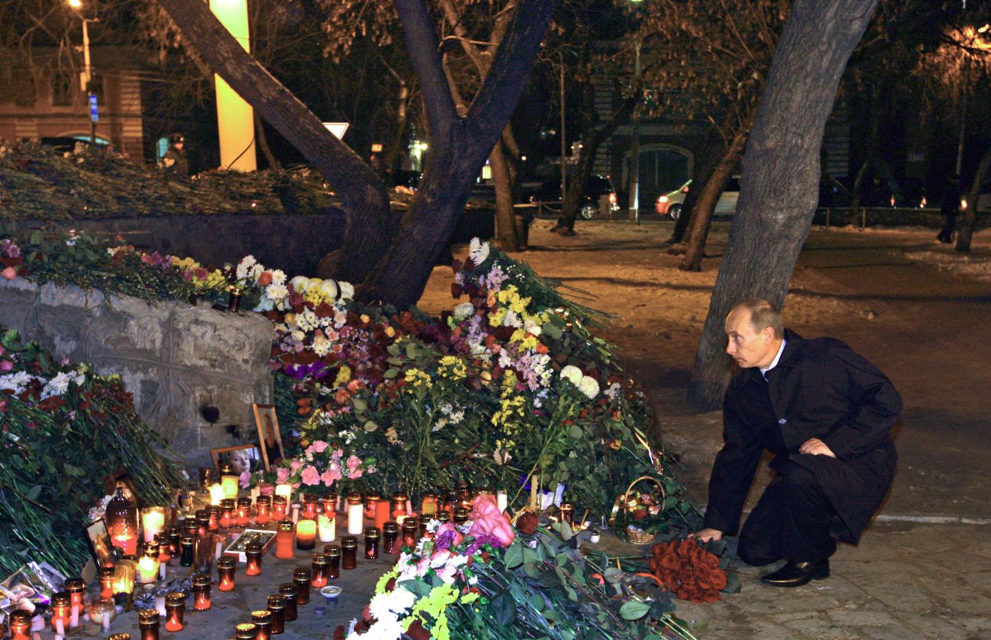 Премьер-министр России Владимир Путин возложил цветы к импровизированному мемориалу.