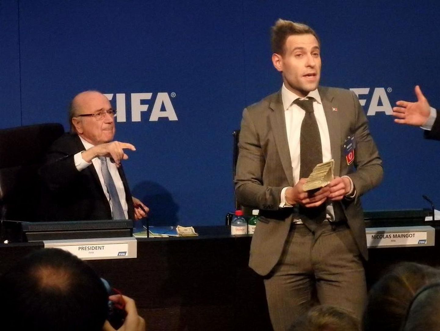 Sepp Blatter ja Simon Brodkin.