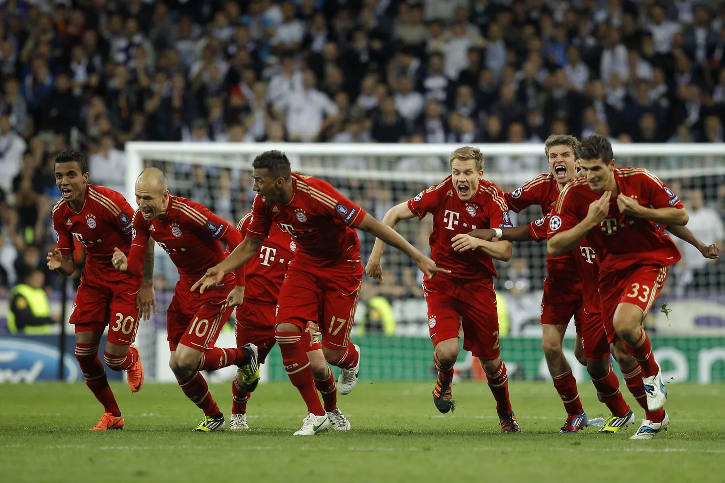 Bayerni mängijad võidu üle rõõmustamas.