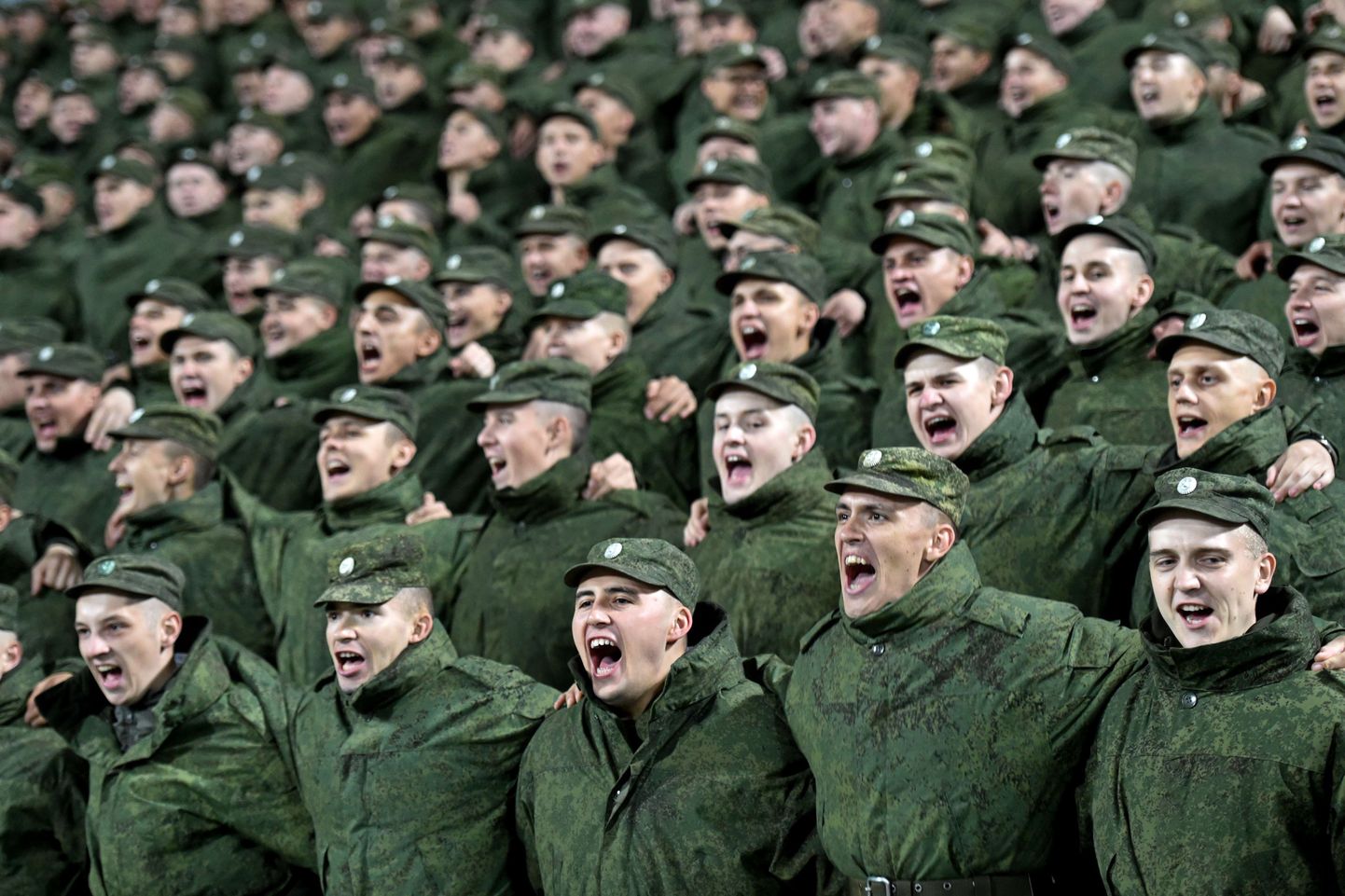 Российские военнослужащие на стадионе.